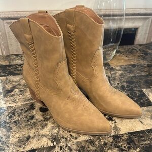 Cuyo tan boots!